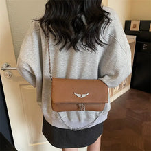 Carregar imagem no visualizador da galeria, Bolsa Signature -  Estilo Clássico Francês, com Correntes e Pedras Incrustadas
