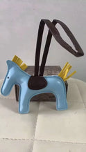 Carregar imagem no visualizador da galeria, Berloque Mini Pegasus (Hermès Inspiração) em Couro PU para sua Bolsa

