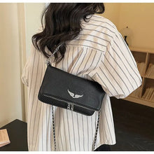 Carregar imagem no visualizador da galeria, Bolsa Signature -  Estilo Clássico Francês, com Correntes e Pedras Incrustadas
