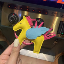 Carregar imagem no visualizador da galeria, Berloque Mini Pegasus (Hermès Inspiração) em Couro PU para sua Bolsa
