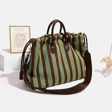 Carregar imagem no visualizador da galeria, Bolsa Maxi Listrada — Estilo, Espaço e Versatilidade - Modelo Ibiza
