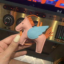 Carregar imagem no visualizador da galeria, Berloque Mini Pegasus (Hermès Inspiração) em Couro PU para sua Bolsa
