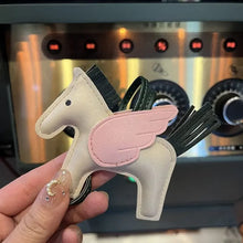 Carregar imagem no visualizador da galeria, Berloque Mini Pegasus (Hermès Inspiração) em Couro PU para sua Bolsa
