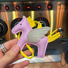 Carregar imagem no visualizador da galeria, Berloque Mini Pegasus (Hermès Inspiração) em Couro PU para sua Bolsa
