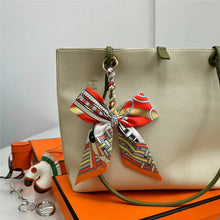 Carregar imagem no visualizador da galeria, Berloque para Bolsa - Modelo Laço em Lenço
