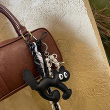 Carregar imagem no visualizador da galeria, Berloque para Bolsa - Modelo Gatinho Arrepiado
