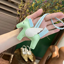 Carregar imagem no visualizador da galeria, Berloque Mini Pegasus (Hermès Inspiração) em Couro PU para sua Bolsa
