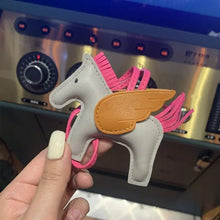 Carregar imagem no visualizador da galeria, Berloque Mini Pegasus (Hermès Inspiração) em Couro PU para sua Bolsa
