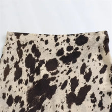 Carregar imagem no visualizador da galeria, Saia Acetinada Animal Print - Modelo Malaga
