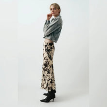 Carregar imagem no visualizador da galeria, Saia Acetinada Animal Print - Modelo Malaga
