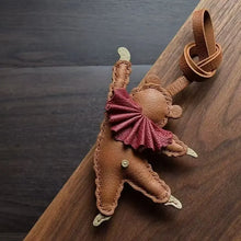Carregar imagem no visualizador da galeria, Berloque para Bolsa - Modelo Ursa Bailarina Couro PU
