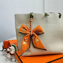 Carregar imagem no visualizador da galeria, Berloque para Bolsa - Modelo Laço em Lenço

