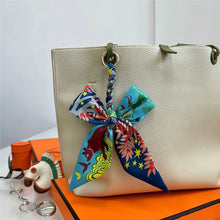 Carregar imagem no visualizador da galeria, Berloque para Bolsa - Modelo Laço em Lenço
