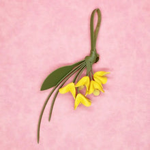 Carregar imagem no visualizador da galeria, Berloques para Bolsas - Modelo Flores em Couro PU
