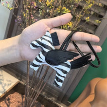 Carregar imagem no visualizador da galeria, Berloque Mini Pegasus (Hermès Inspiração) em Couro PU para sua Bolsa
