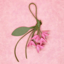 Carregar imagem no visualizador da galeria, Berloques para Bolsas - Modelo Flores em Couro PU
