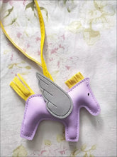 Carregar imagem no visualizador da galeria, Berloque Mini Pegasus (Hermès Inspiração) em Couro PU para sua Bolsa
