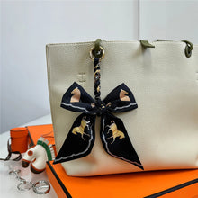 Carregar imagem no visualizador da galeria, Berloque para Bolsa - Modelo Laço em Lenço
