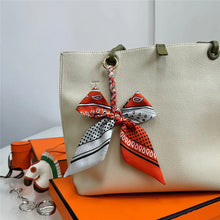 Carregar imagem no visualizador da galeria, Berloque para Bolsa - Modelo Laço em Lenço
