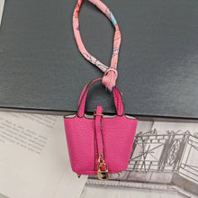 Carregar imagem no visualizador da galeria, Berloque para Bolsas e porta Earpods - Modelo Mini Picotin Hermès
