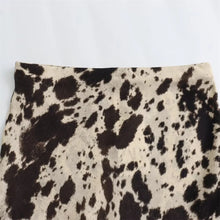 Carregar imagem no visualizador da galeria, Saia Acetinada Animal Print - Modelo Malaga
