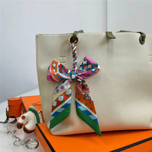 Carregar imagem no visualizador da galeria, Berloque para Bolsa - Modelo Laço em Lenço
