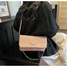 Carregar imagem no visualizador da galeria, Bolsa Signature -  Estilo Clássico Francês, com Correntes e Pedras Incrustadas

