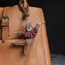 Carregar imagem no visualizador da galeria, Berloque para Bolsa - Modelo Ursa Bailarina Couro PU
