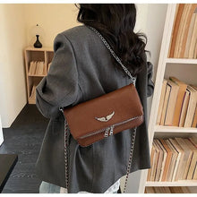 Carregar imagem no visualizador da galeria, Bolsa Signature -  Estilo Clássico Francês, com Correntes e Pedras Incrustadas
