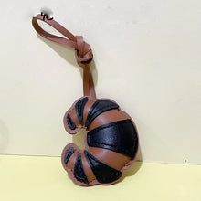 Carregar imagem no visualizador da galeria, Berloque para Bolsa - Modelo Croissant Couro PU
