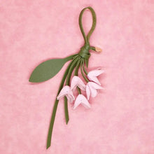 Carregar imagem no visualizador da galeria, Berloques para Bolsas - Modelo Flores em Couro PU
