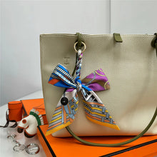 Carregar imagem no visualizador da galeria, Berloque para Bolsa - Modelo Laço em Lenço
