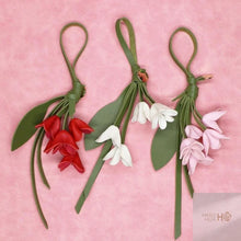 Carregar imagem no visualizador da galeria, Berloques para Bolsas - Modelo Flores em Couro PU
