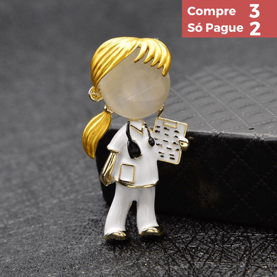 Broche esmaltado profissional da saúde Mocinha Loura e Mocinho Moreno roupa branca - Sociedade Global